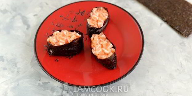 суши нигири и гунканы с лососем