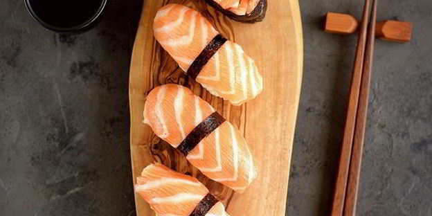 суши нигири и гунканы с лососем