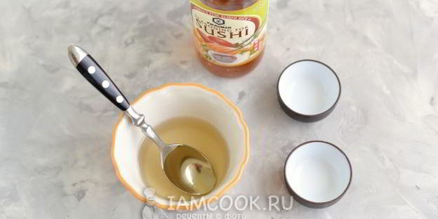 суши нигири и гунканы с лососем