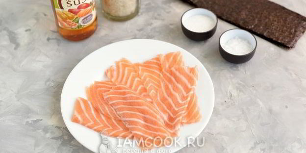 суши нигири и гунканы с лососем