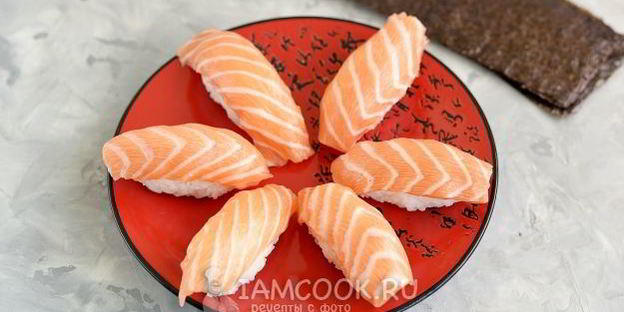 суши нигири и гунканы с лососем