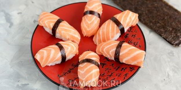 суши нигири и гунканы с лососем