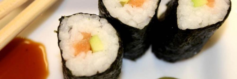 Суши с авокадо и лососем