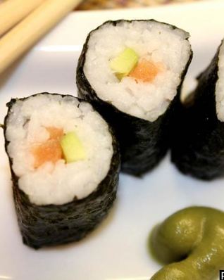 Суши с авокадо и лососем