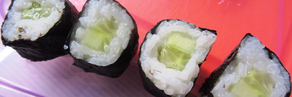 Суши с огурцом