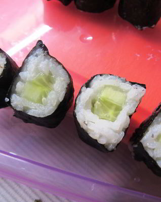 Суши с огурцом