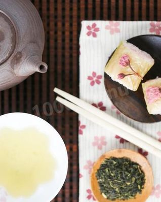 Суши с сакурой