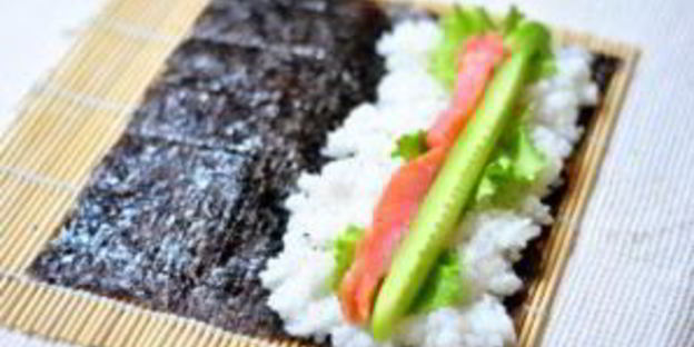 суши с семгой и огурцом