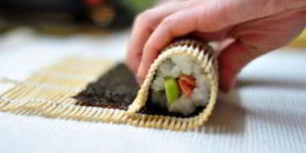 суши с семгой и огурцом