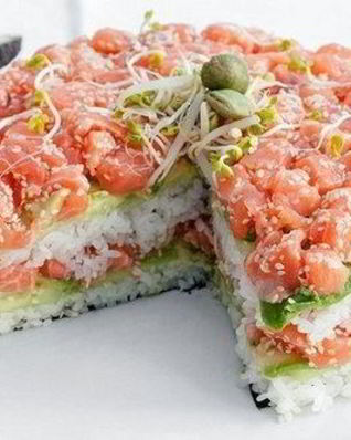 Суши-торт из огурца, лосося и авокадо
