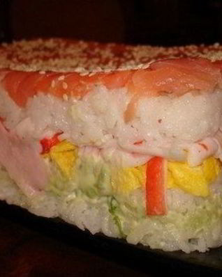 Суши-торт с креветками и авокадо