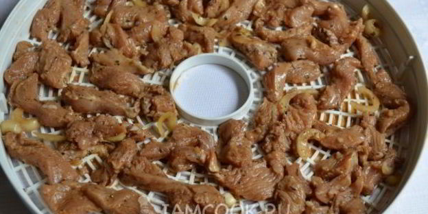 вяленое куриное мясо в сушилке