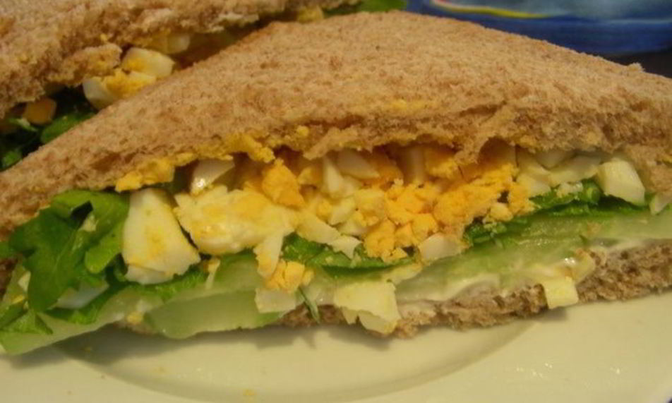 Рецепт английского сэндвича с яйцом, огурцом и руколой