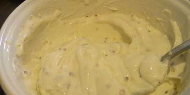 английский сэндвич с яйцом, огурцом и руколой