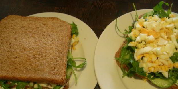 английский сэндвич с яйцом, огурцом и руколой