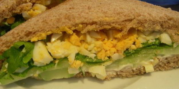 английский сэндвич с яйцом, огурцом и руколой