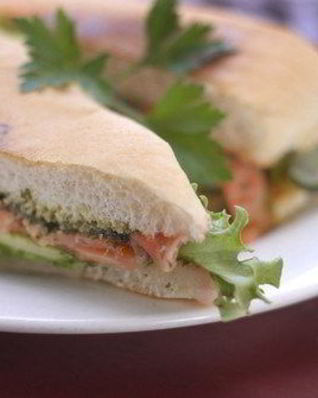 Быстрые сэндвичи с лососем, овощами и рикоттой