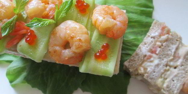 исландский сэндвич с лососем и креветками