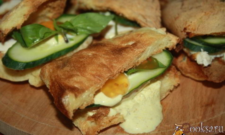 Рецепт хрустящих сэндвичей с запеченной куриной грудкой и пряным соусом с карри и кориандром