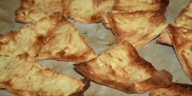 хрустящие сэндвичи с запеченной куриной грудкой и пряным соусом с карри и кориандром