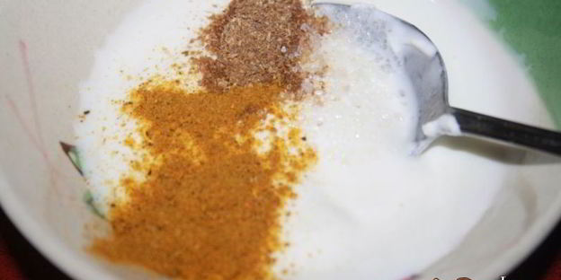 хрустящие сэндвичи с запеченной куриной грудкой и пряным соусом с карри и кориандром