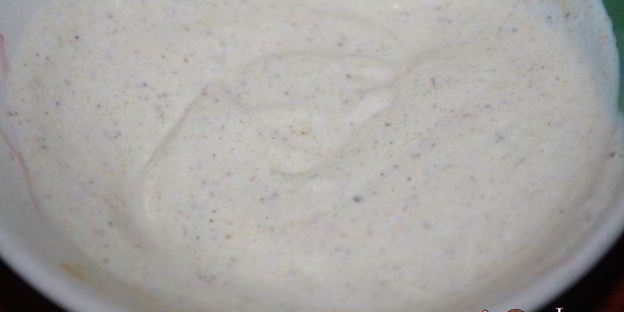 хрустящие сэндвичи с запеченной куриной грудкой и пряным соусом с карри и кориандром