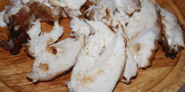 хрустящие сэндвичи с запеченной куриной грудкой и пряным соусом с карри и кориандром