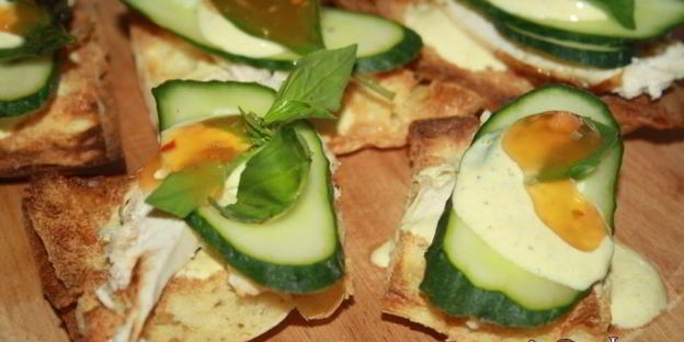 хрустящие сэндвичи с запеченной куриной грудкой и пряным соусом с карри и кориандром