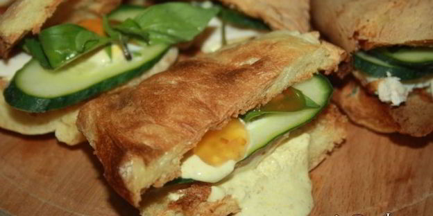 хрустящие сэндвичи с запеченной куриной грудкой и пряным соусом с карри и кориандром