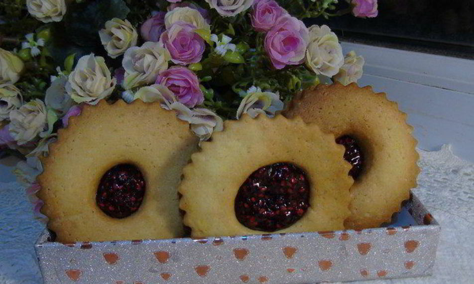 Рецепт мини-сэндвичей с малиновым конфитюром