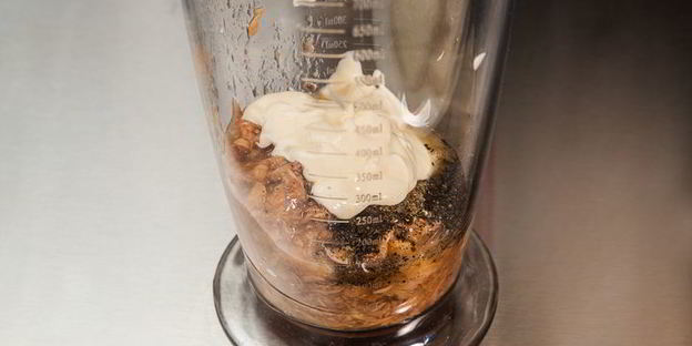 открытый сэндвич с тунцом