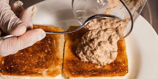 открытый сэндвич с тунцом