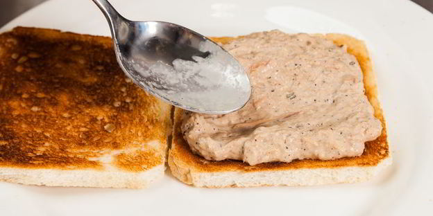 открытый сэндвич с тунцом