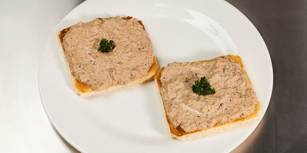 открытый сэндвич с тунцом