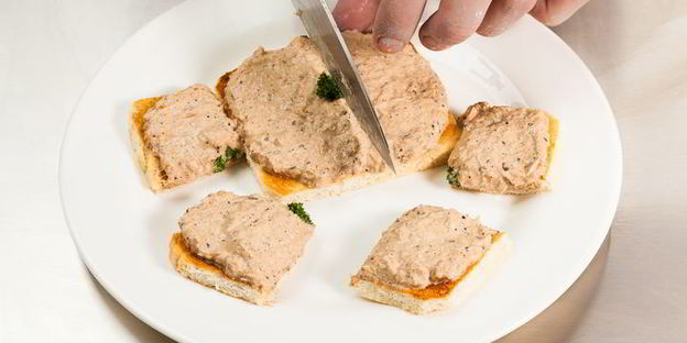 открытый сэндвич с тунцом