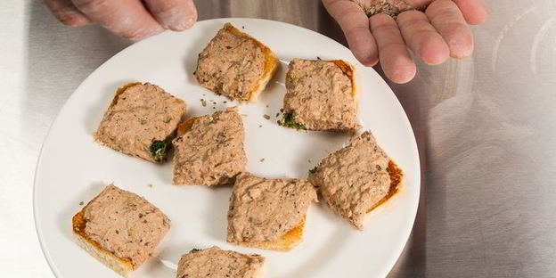 открытый сэндвич с тунцом