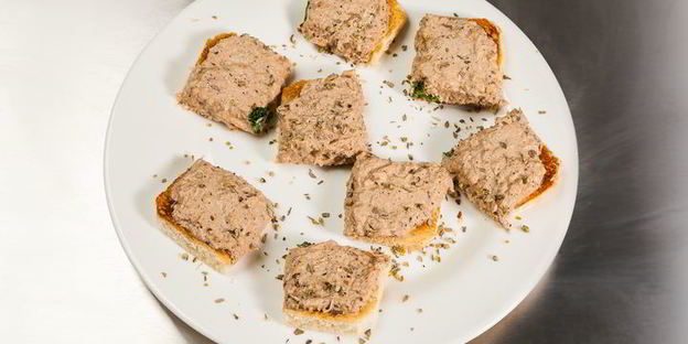 открытый сэндвич с тунцом