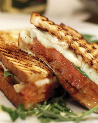 Поджаренный сэндвич с моцареллой и помидорами