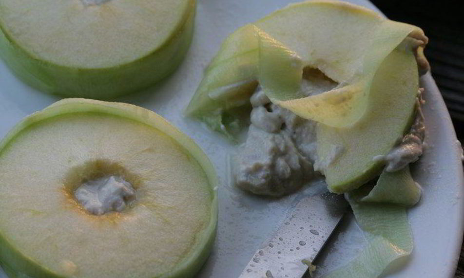 Рецепт сэндвича из яблока с сельдью по-кончаловски