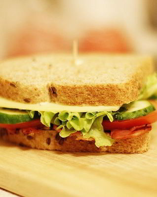 Сэндвич с беконом, сыром и свежими овощами