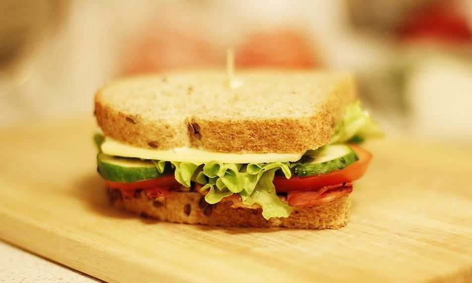 Рецепт сэндвича с беконом, сыром и свежими овощами