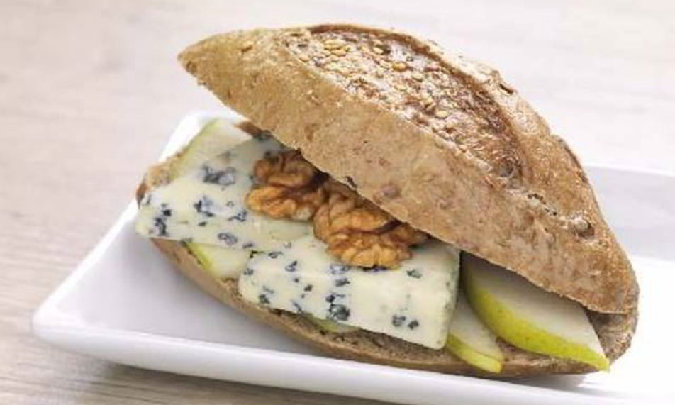 Рецепт сэндвича с голубым сыром, орехами и яблоками
