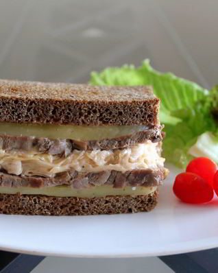 Сэндвич с говядиной и квашеной капустой