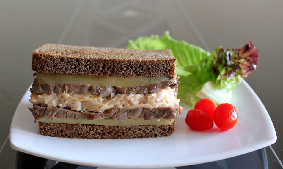 Рецепт сэндвича с говядиной и квашеной капустой