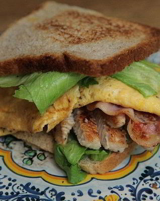 Сэндвич с индейкой и беконом