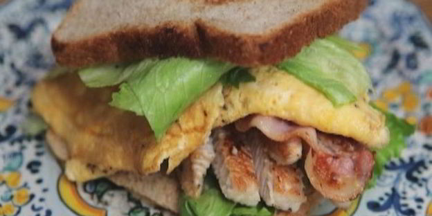 сэндвич с индейкой и беконом