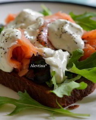 Сэндвич с копченой семгой и соусом айоли