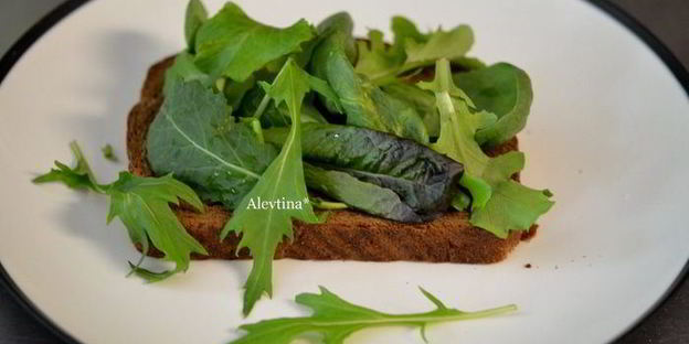 сэндвич с копченой семгой и соусом айоли