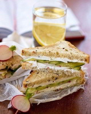 Сэндвич с курицей и редисом