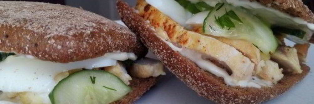 Сэндвич с курицей и яйцом